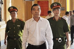 Bị cáo Huỳnh Ngọc Sĩ được dẫn giải trong ngày xử đầu tiên. (Ảnh: Mạnh Linh/TTXVN)