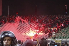 Cảnh hỗn loạn tại sân vận động ở Port Said. (Nguồn: Reuters)