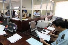 Hoạt động nghiệp vụ theo quy trình thủ tục hải quan điện tử tại Chi cục hải quan Bắc Thăng Long, Hà Nội. (Ảnh: Phạm Hậu/TTXVN)