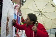 Một người hâm mộ tưởng nhớ Whitney Houston. (Nguồn: Reuters)