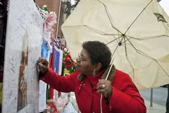 Một người hâm mộ tưởng nhớ Whitney Houston. (Nguồn: Reuters)