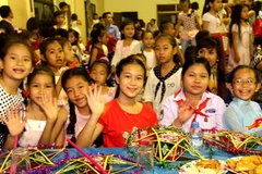 Niềm vui của các em dịp Tết Trung Thu. (Ảnh: Hoàng Chương/Vietnam+)