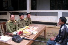 Thẩm vấn đối tượng buôn ma túy. (Ảnh minh họa: Quang Đán/TTXVN)