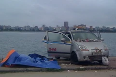 Nạn nhân và chiếc xe. (Ảnh: Hoàng Ngọc/Vietnam+) 