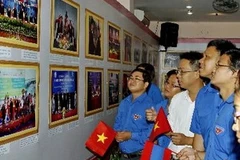 Đoàn viên thanh niên tham quan triển lãm về quan hệ Việt Nam-Lào. (Ảnh: Thế Anh/TTXVN)