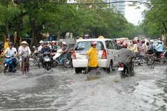 Mỗi khi mưa lớn, nhiều tuyến đường ở Hà Nội lại ngập nước. (Ảnh: Doãn Tấn/TTXVN).