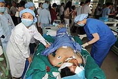 Cấp cứu một nạn nhân bị thương trong vụ bạo lực ở Urumqi. (Ảnh: THX/TTXVN). 