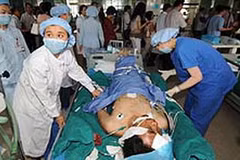 Cấp cứu một nạn nhân bị thương trong vụ bạo lực ở Urumqi. (Ảnh: THX/TTXVN). 