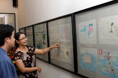 Khách tham quan triển lãm. (Ảnh: Nhật Anh/TTXVN).