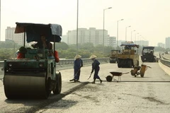 Thi công cầu Thanh Trì tháng 9/2010. (Ảnh: Anh Tôn/TTXVN).