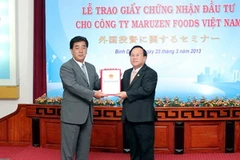 Chủ tịch Ủy ban Nhân dân tỉnh Bình Dương trao giấy phép cho Tổng Giám đốc Tập đoàn Maruzen Foods Nhật Bản. (Ảnh: Quách Lắm/Vietnam+) 