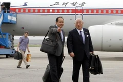 Ông Iijima (phải) tại sân bay ở Triều Tiên. (Nguồn: AP)