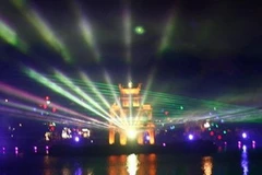 Hồ Gươm lung linh trong đêm. (Ảnh: Trung Hiền/Vietnam+)