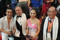 Nghệ sỹ Hoàng An và Thu Hiệp, Đoàn xiếc Thành phố Hồ Chí Minh nhận giải. (Ảnh: CTV)