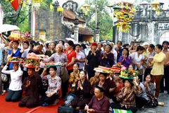 Du khách thập phương dâng lễ. (Nguồn: Quý Trung/TTXVN)