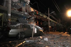 Cảnh sát Thái Lan tại khu vực vừa xảy ra vụ nổ bom. (Ảnh: AFP/TTXVN).