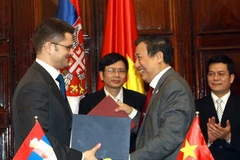 Trao đổi Biên bản ghi nhớ về hợp tác giữa Bộ Ngoại giao Việt Nam và Bộ Ngoại giao Serbia. (Ảnh: Doãn Tấn/TTXVN)