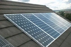 Các tấm pin Mặt Trời được gắn lên mái nhà. (Nguồn: Internet)