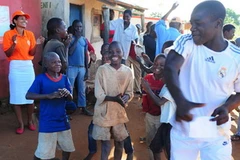 Niềm hạnh phúc của dân làng Quelbo ở Mozambique khi nhân viên Movitel (mạng viễn thông của Viettel tại Mozambique hứa sẽ có điện thoại di động về làng. (Nguồn: Viettel) 