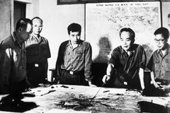 Đại tướng Võ Nguyên Giáp và các lãnh đạo Quân ủy Trung ương theo dõi diễn biến Chiến dịch Hồ Chí Minh năm 1975. (Ảnh: TTXVN)