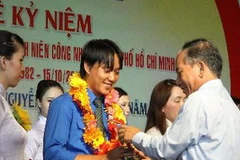 Trao tặng giấy khen và biểu trưng tôn vinh các điển hình giải thưởng Nguyễn Văn Trỗi. (Ảnh: Thanh Vũ/TTXVN)