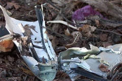 Một mảnh vỡ của chiếc máy bay Tupolev Tu-154 chở Tổng thống Ba Lan. (Ảnh: Reuters).