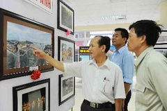 Khách tham quan triển lãm ảnh về tiềm năng du lịch Đồng bằng sông Hồng. (Ảnh minh họa: Minh Đức/TTXVN)