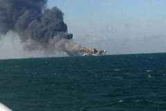 Cột khói đen khổng lồ bốc lên. (Nguồn: ibtimes.com)