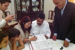 Tổng thống Maduro và bà Cilia Flores ký đăng ký kết hôn. (Nguồn: tmaniglia)