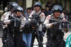 Cảnh sát Indonesia truy bắt tội phạm. (Nguồn: washingtonpost.com)