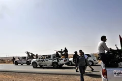 Lực lượng nổi dậy Libya rút khỏi trận địa gần Nofilia, cách Sirte khoảng 100km ngày 29/3. (Ảnh: AFP/TTXVN)