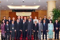 Tổng Bí thư Nông Đức Mạnh tiếp các trưởng đoàn dự Đại hội đồng AIPA-31. (Ảnh: Đinh Xuân Tuân/TTXVN).