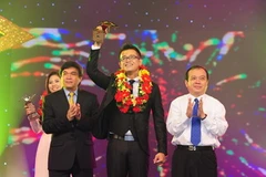 Thí sinh Bùi Đức Bảo đoạt danh hiệu Én Vàng 2013. (Ảnh: Lý Võ Phú Hưng)