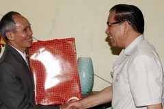 Tổng Bí thư Nông Đức Mạnh thăm và tặng quà một thương binh ở quận Hồng Bàng, Hải Phòng. (Ảnh: Đinh Xuân Tuân/TTXVN). 