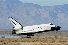 Tàu Endeavour ở căn cứ không quân ở California. (Ảnh: AP)