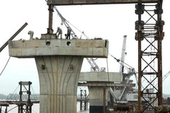 Thi công cầu Khuể. (Ảnh: Trần Tuấn/TTXVN). 