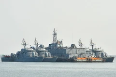 Tầu Hải quân Hàn Quốc ở ngoài khơi đảo Yeonpyeong ngày 22/12. (Ảnh: AFP/TTXVN).