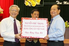 Tổng Bí thư, Chủ tịch Quốc hội Nguyễn Phú Trọng tặng quà cho Đảng bộ, chính quyền và nhân dân Thành phố Hồ Chí Minh. (Ảnh: Trí Dũng/TTXVN)