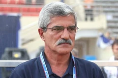 Huấn luyện viên Calisto đang theo dõi trận đấu chiều 6/12. (Ảnh: Quang Nhựt/TTXVN).