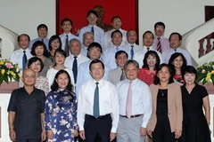 Chủ tịch nước Trương Tấn Sang với các cán bộ, nhân viên Bộ Tư pháp. (Ảnh: Nguyễn Khang/TTXVN)