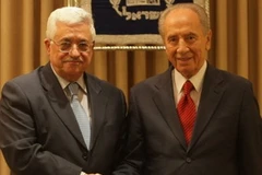 Tổng thống Israel Shimon Peres và người đồng cấp Palestine trong một cuộc gặp. (Nguồn: timesofisrael.com)