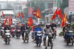 Diễu hành tuyên truyền, hưởng ứng Tháng hành động quốc gia phòng chống HIV/AIDS. (Ảnh: Hồ Cầu/TTXVN).