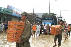 Chuyển hàng cứu trợ cho người dân vùng lũ ở thành phố Quy Nhơn, Bình Định. (Ảnh: Thái Sơn/TTXVN). 