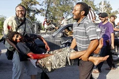 Một người bị thương trong cuộc giao tranh. (Nguồn: Reuters)