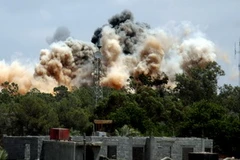 Khói bốc lên ngùn ngụt sau vụ oanh tạc của NATO xuống khu vực thuộc Tajura, cách Tripoli 30km về phía đông ngày 24/5. (Nguồn: THX/TTXVN)