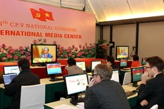 Phóng viên báo chí nước ngoài tác nghiệp tại Trung tâm báo chí của Đại hội. (Ảnh: TTXVN)