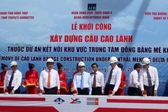 Phó Thủ tướng Vũ Văn Ninh và các đại biểu phát lệnh khởi công. (Ảnh: Văn Trí/TTXVN)