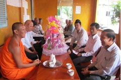 Thăm đồng bào dân tộc Khmer ở An Giang dịp lễ Sen Đôn Ta. (Nguồn: Angiang.gov.vn)