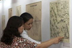 Khách tham quan triển lãm. (Ảnh: Tuấn Anh/TTXVN).