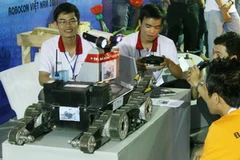 Góc trưng bày trong Triển lãm Công nghệ Robocon Techshow 2011. (Ảnh: Văn Sơn/TTXVN)